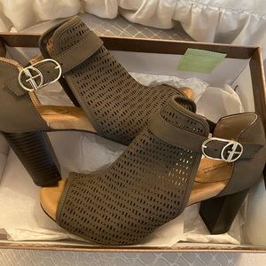 Stylish open toes booties with block heel.